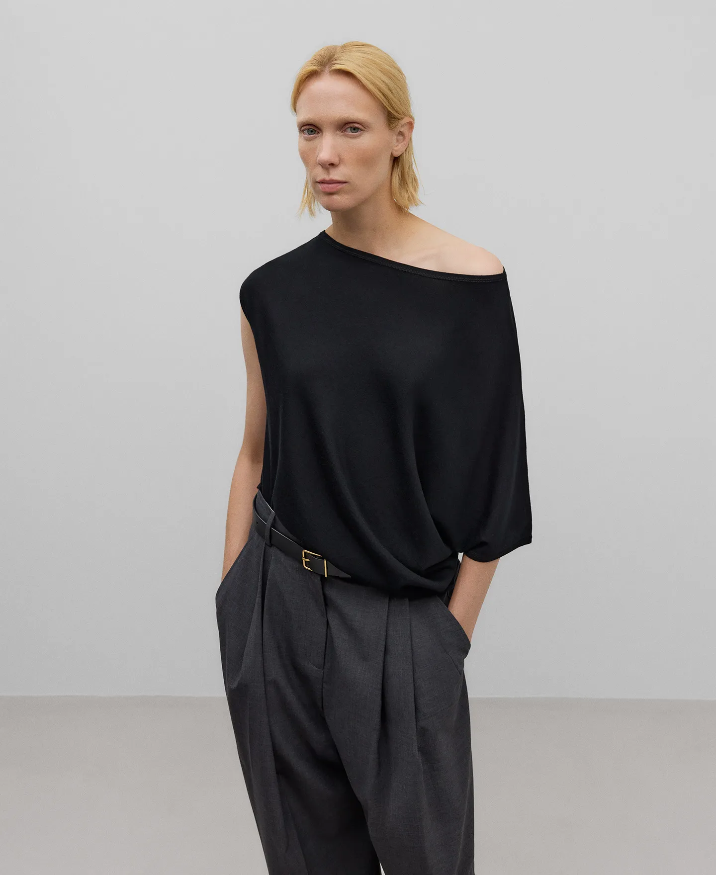 Black unstructured sweater woman